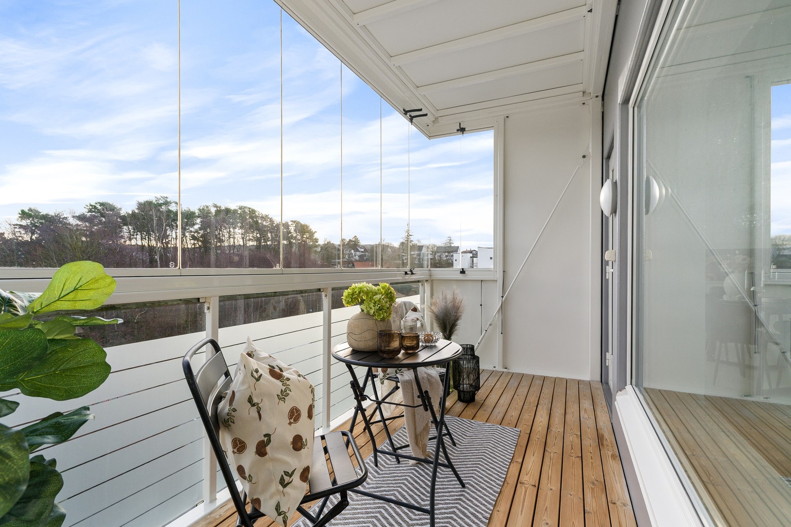 Balkongen har god plass til diverse utemøbler og planter. Galleribilde