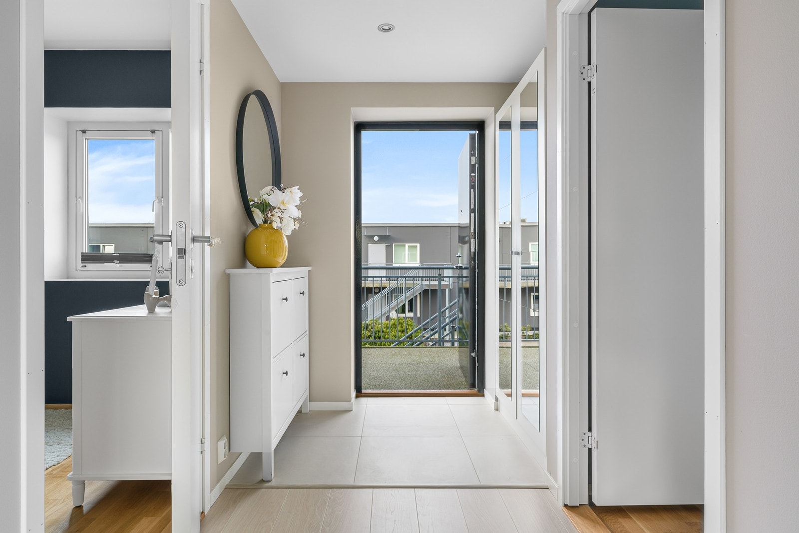 Leiligheten ligger flott til i 3.etasjen. Det ble lagt fliser i entreen i 2024, samt malte veggflater. Rommet har en romslig garderobe for oppbevaring av yttertøy og sko. Galleribilde