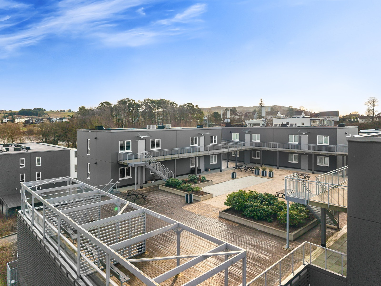 Man har kort avstand til et rikt tilbud av gode skole- og barnehagetilbud med blant annet Frøyland barnehage, Kvernaland barnehage, Ådalen barnehage og Frøyland Barne- og Ungdomsskole. Galleribilde