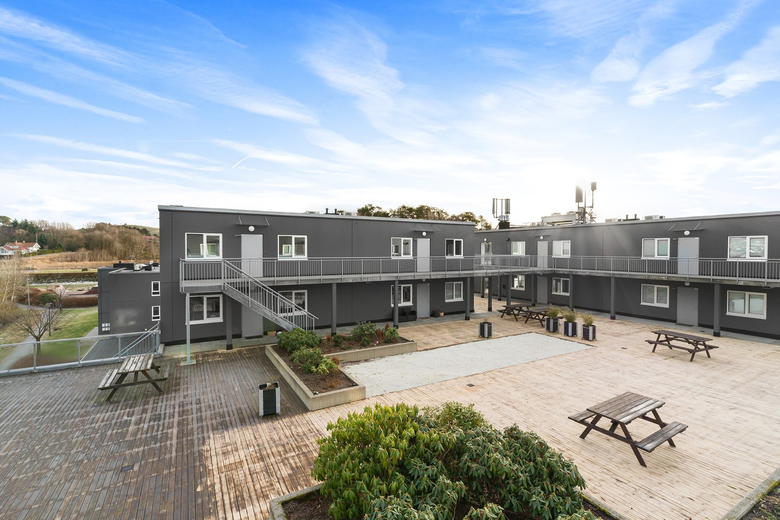 Med Stemmen som nærmeste nabo har man direkte tilgang til flotte friområder med blant annet herlig grillplass, gapahuk, lekeplasser, sandstrand og badeplass med trivelig brygge. Galleribilde