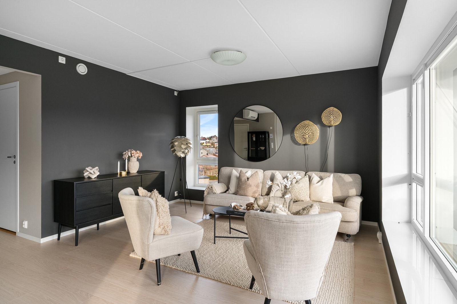 Stuen og kjøkkenet ligger i åpen løsning, den åpne løsningen gir plass til både sofa, tv-møblement og spisebord ved kjøkkensonen. Galleribilde