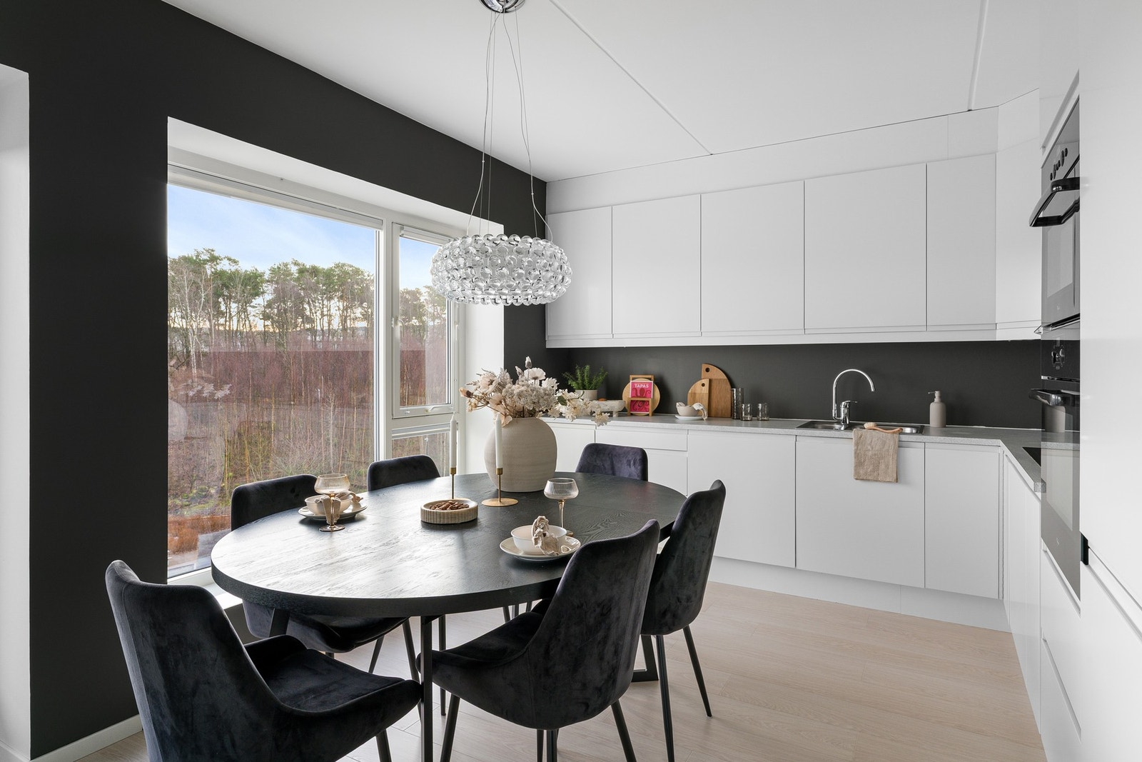 Kjøkkenet har godt med skap- og benkeplass til matlaging og lagring av matvarer. Galleribilde