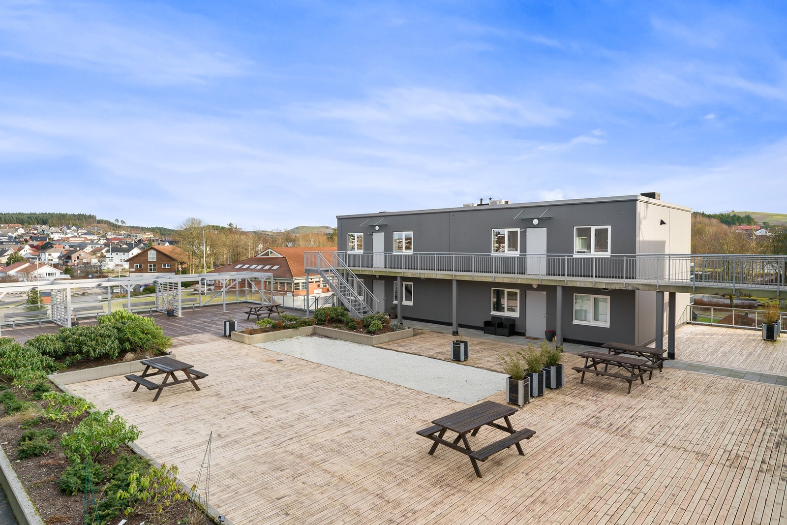 Fellesområdet er flott opparbeidet og har kan nyte solen og grille. Galleribilde