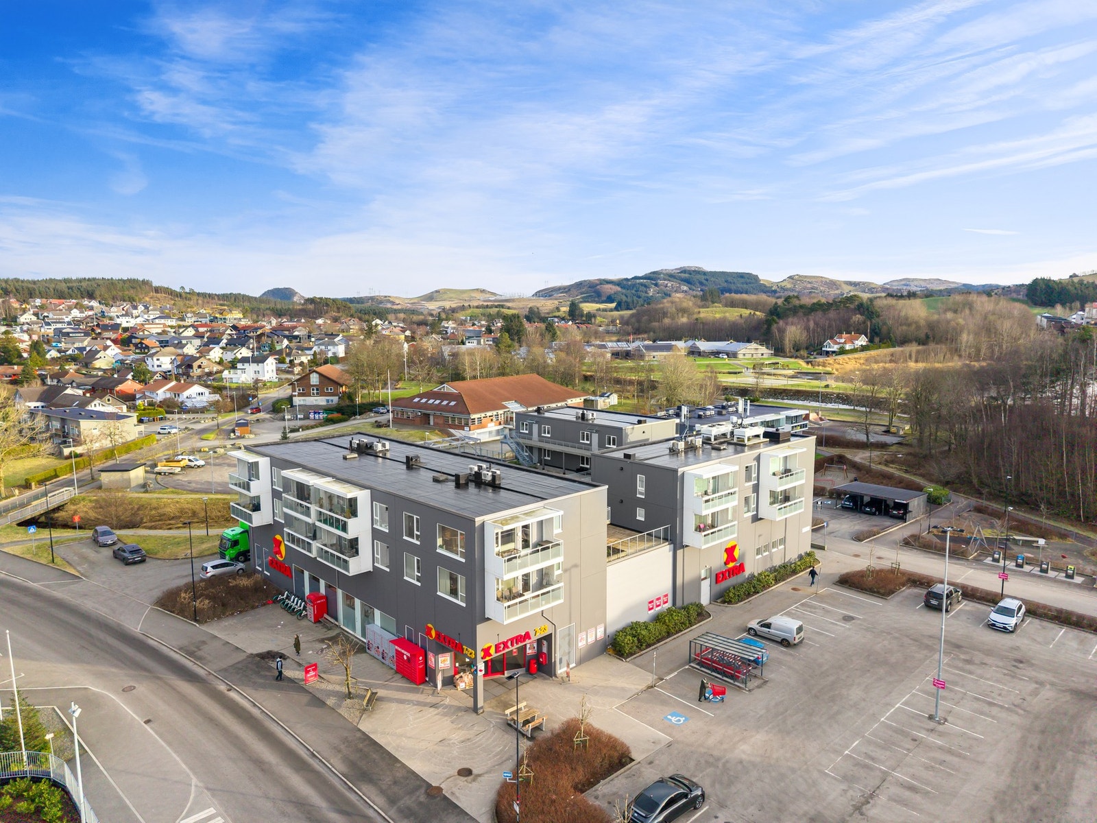 Eiendommen ligger i naturskjønne omgivelser med kort avstand til flotte turområder rundt Stemmen og Frøylandsvannet med den nye bruen Midgardsormen. Galleribilde