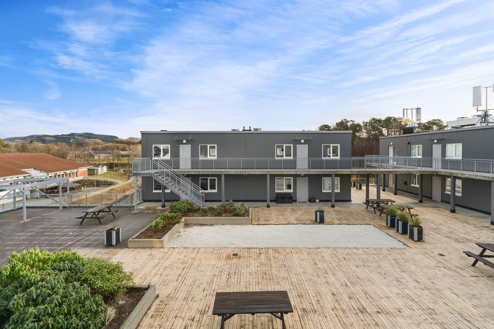 Det er parkering i lukket anlegg, samt heis. Galleribilde