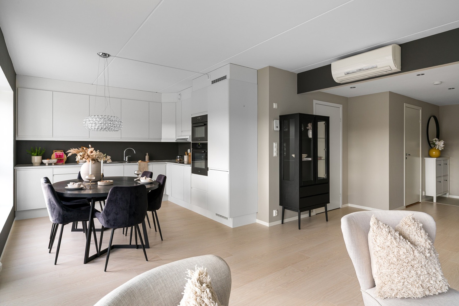 Stuen og kjøkkenet er et allrom for matlaging, måltider og sofahygge. Galleribilde