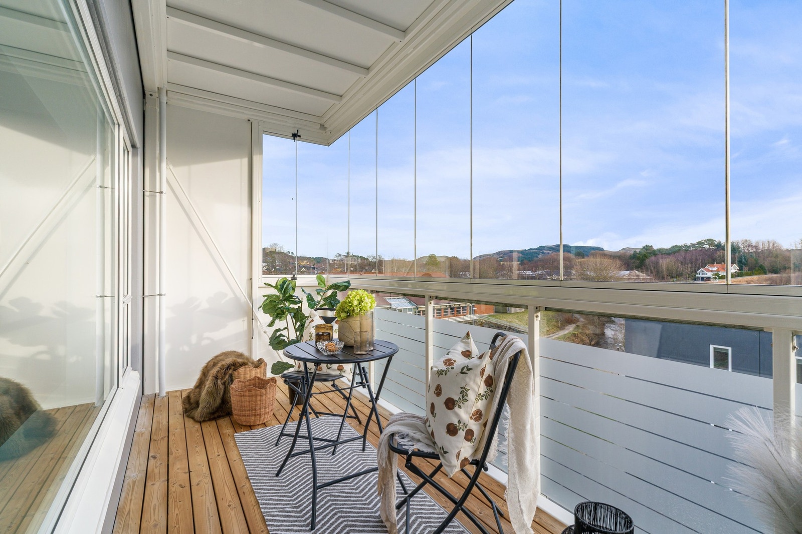Fra stuen er det utgang til en romslig innglasset balkong. Galleribilde