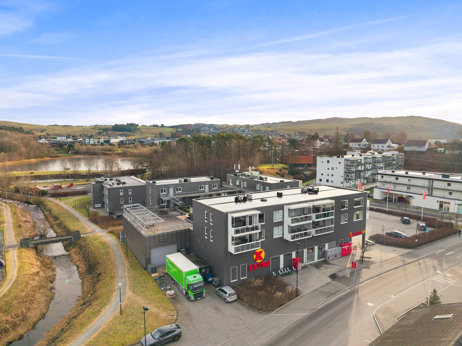 Tilbud om offentlig transport til Sandnes og Bryne, med bussholdeplass ved hovedveien og togstopp for lokaltog på Øksnevadporten. Galleribilde