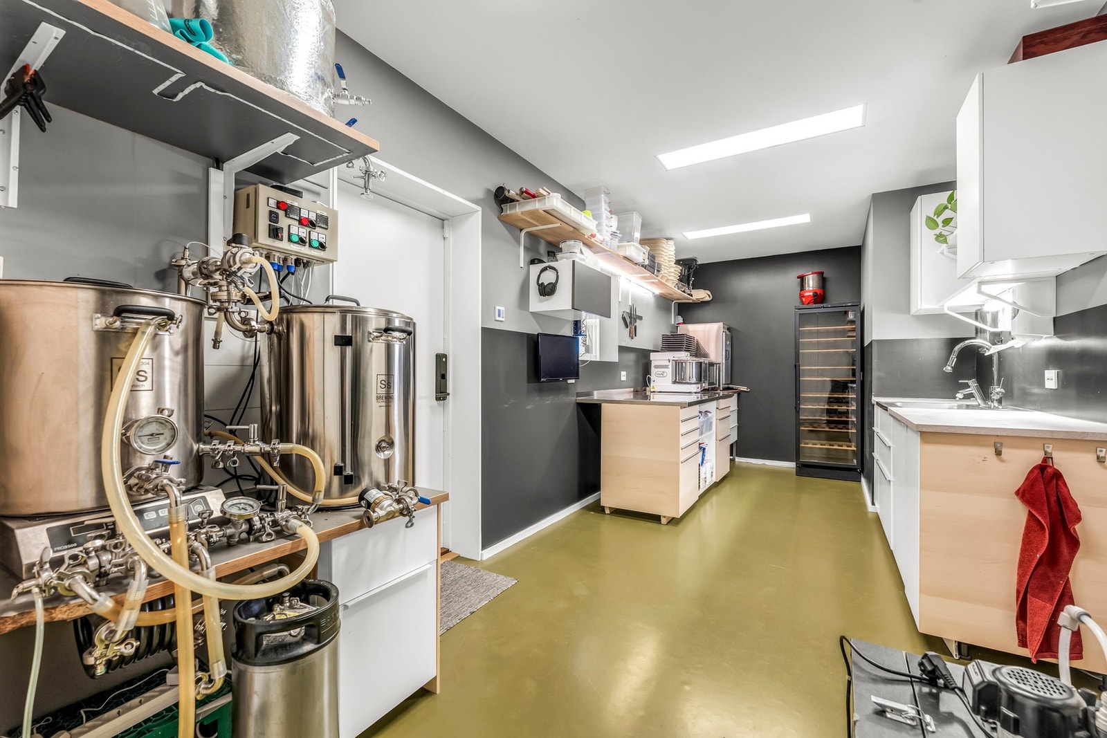 Stort og spennende hobbyrom som er benyttet som bryggeri/bakeri. Her har man mange muligheter og rommet har også egen utgang til forsiden av boligen Galleribilde