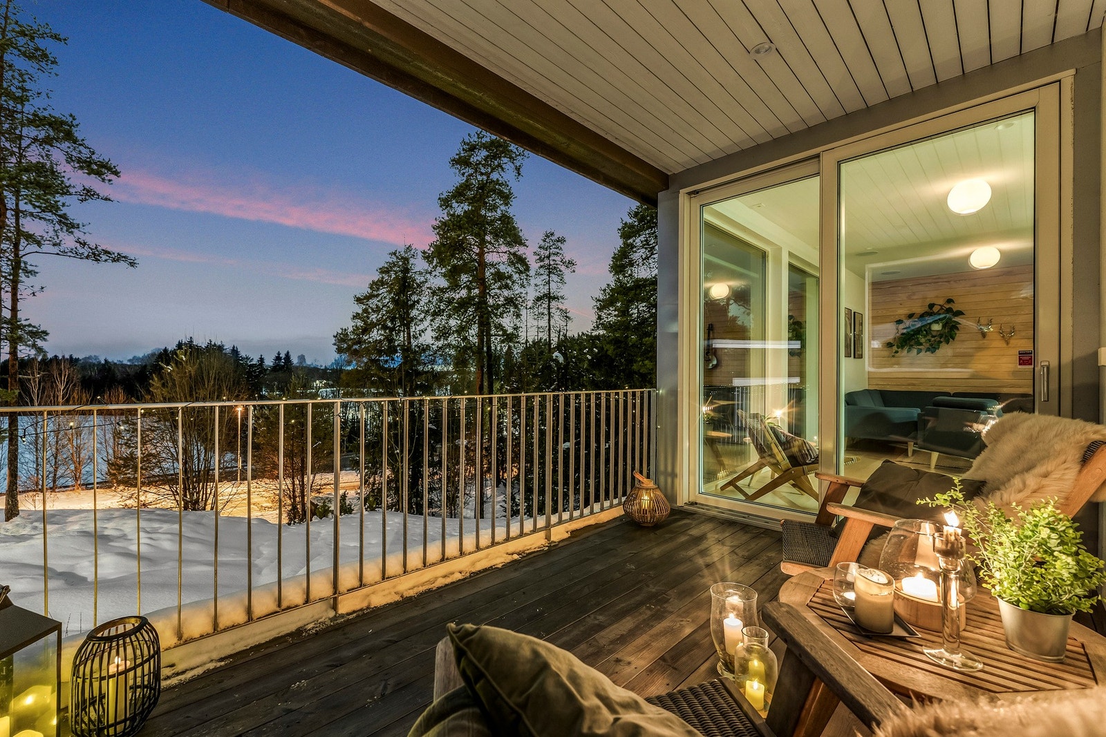 Her kan man nyte utsikten på sene kvelder i rolige omgivelser Galleribilde