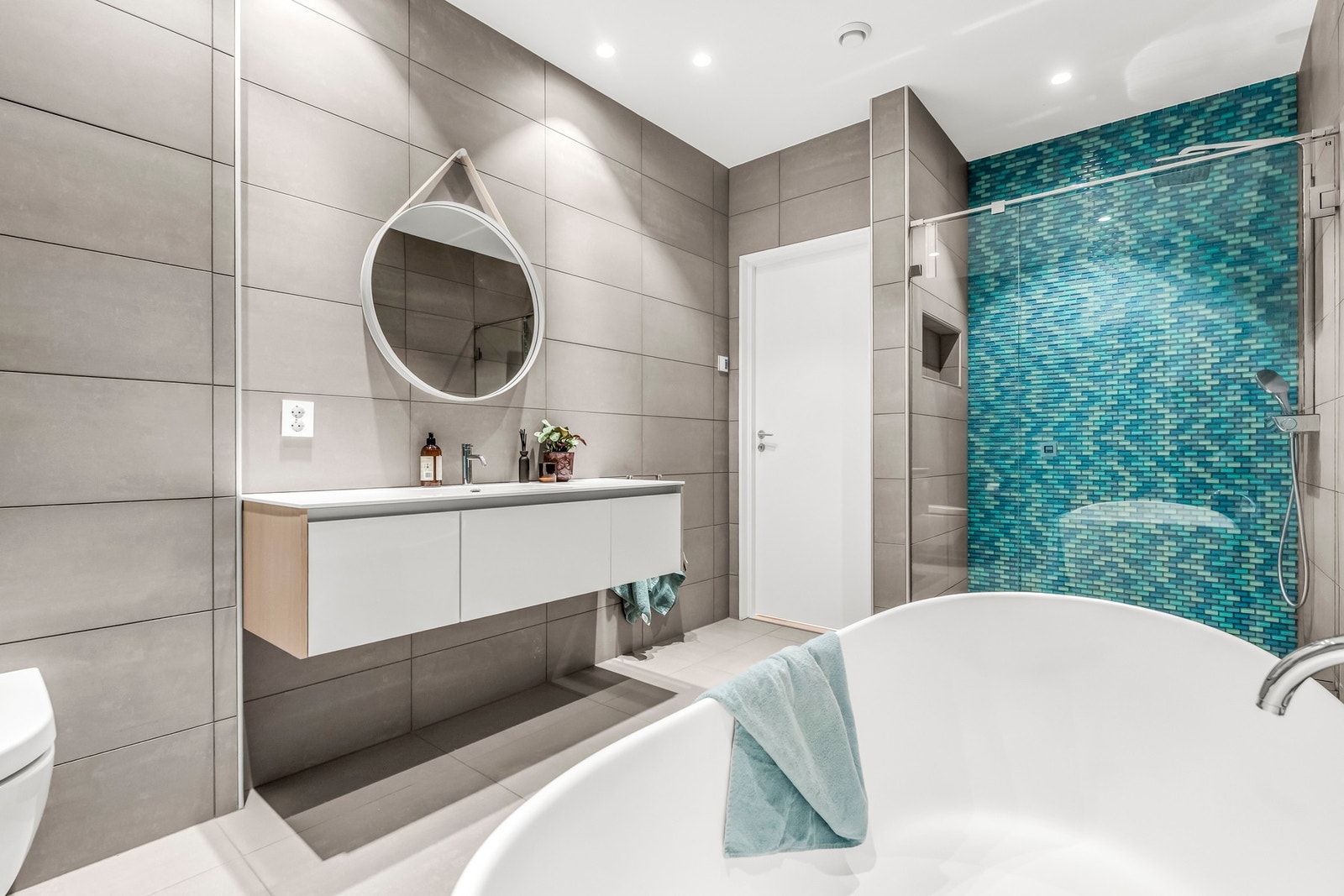 Baderommet er romslig og smart utformet med stor dusjnisje Galleribilde