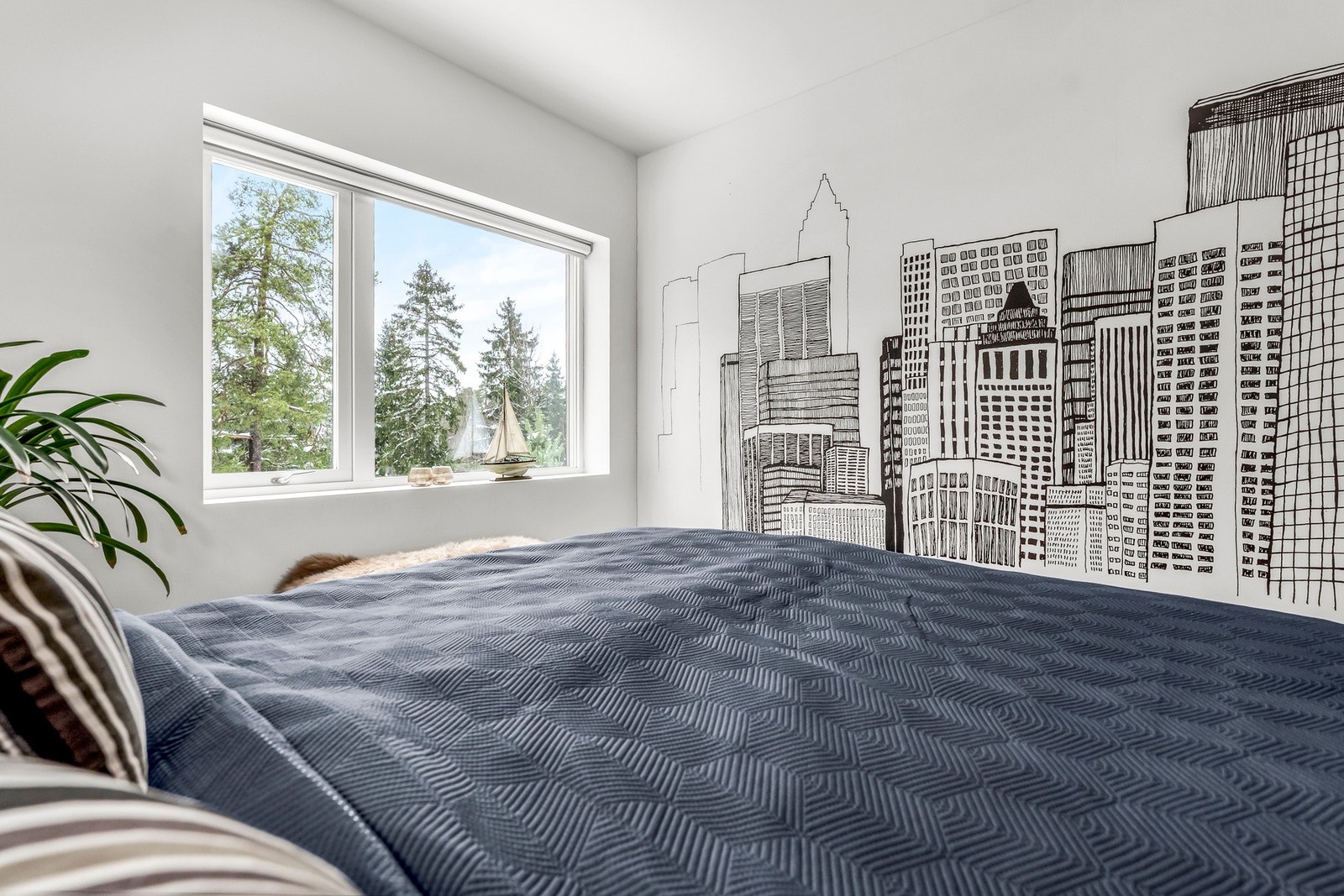 Soverommet har utsikt mot naturen og god plass til garderobeskap Galleribilde