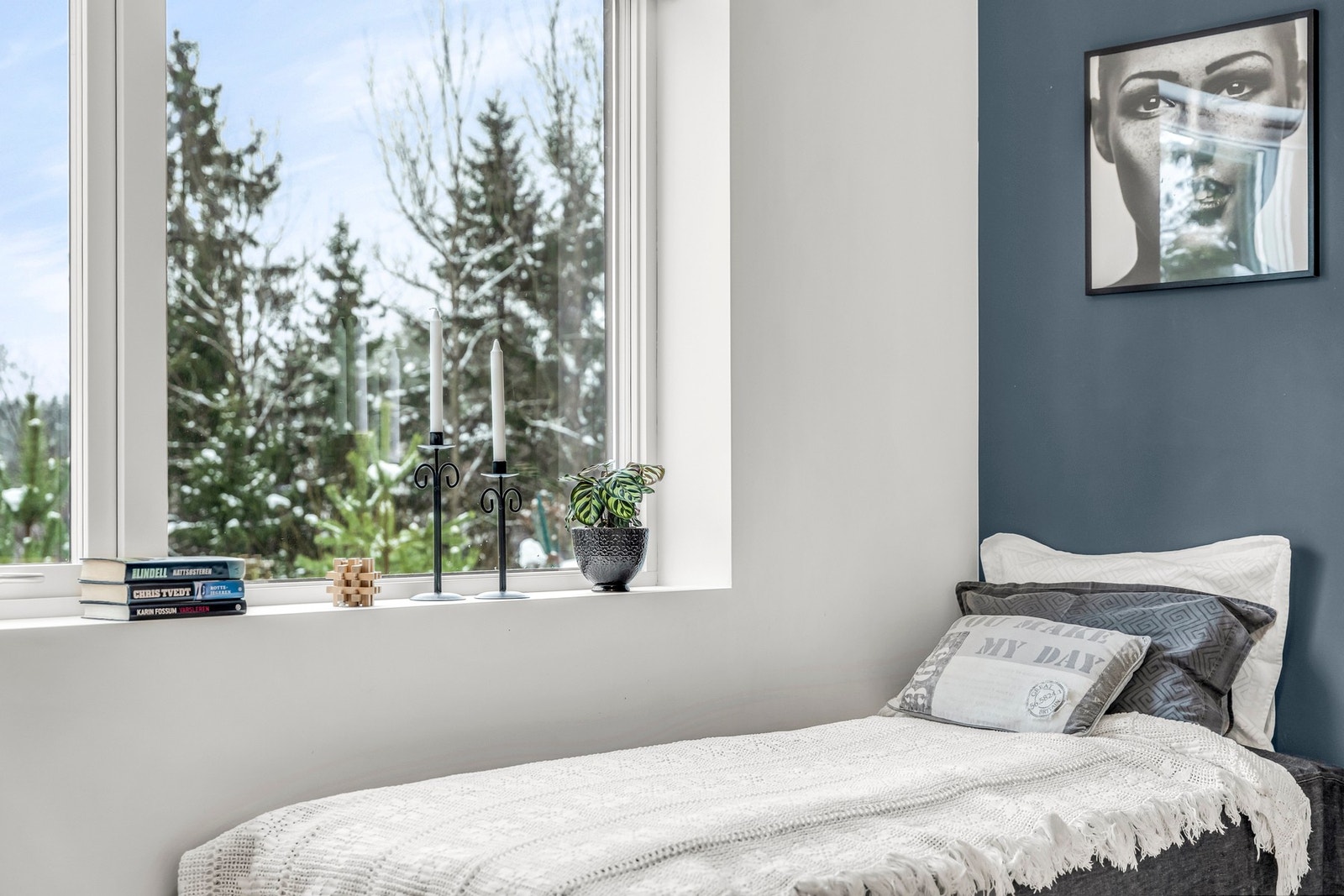 Alle soverommene har fin utsikt over grøntarealene rundt boligen Galleribilde