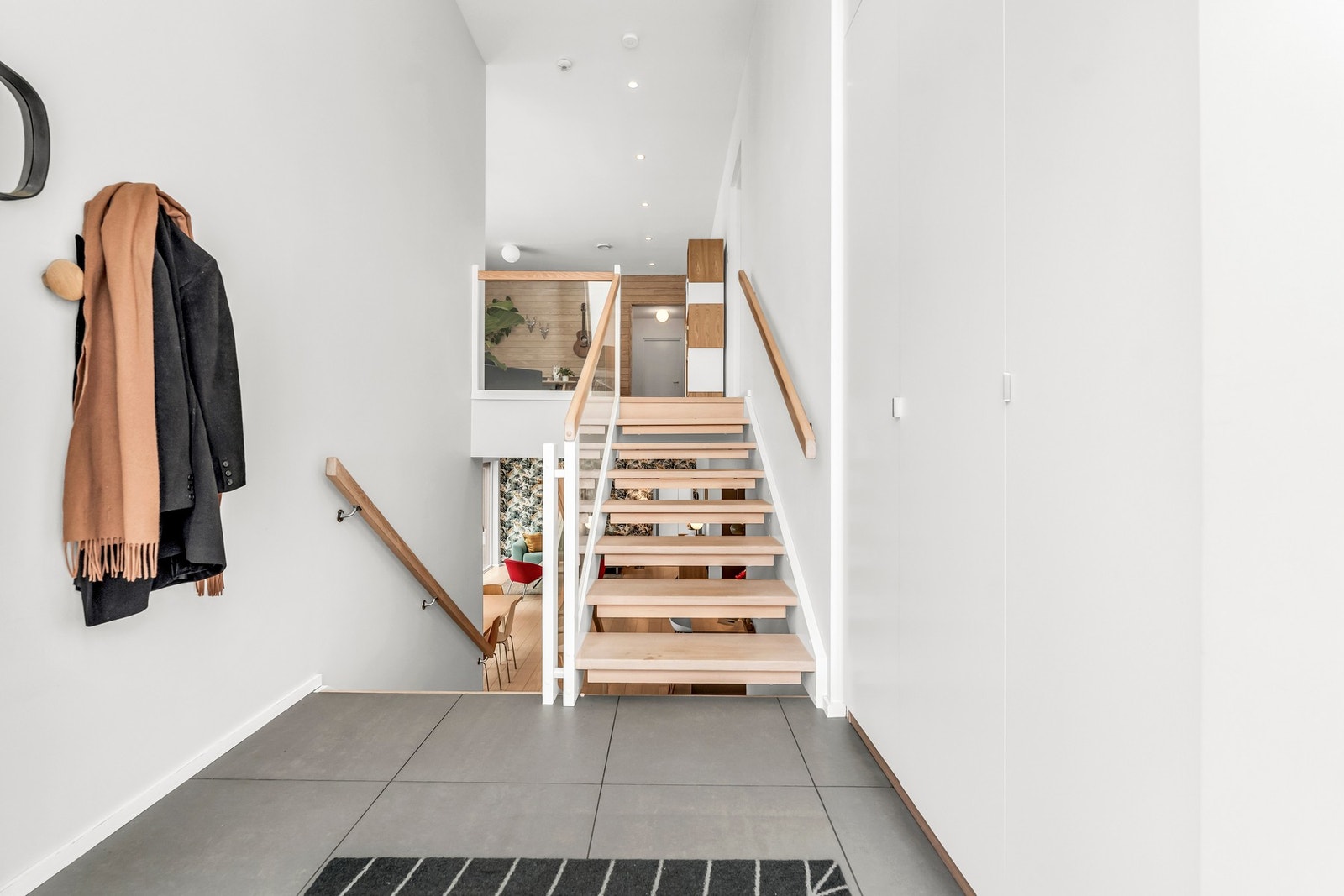 Lyst og moderne inngangsparti som tar deg videre til underetasjen eller 1.etasje Galleribilde