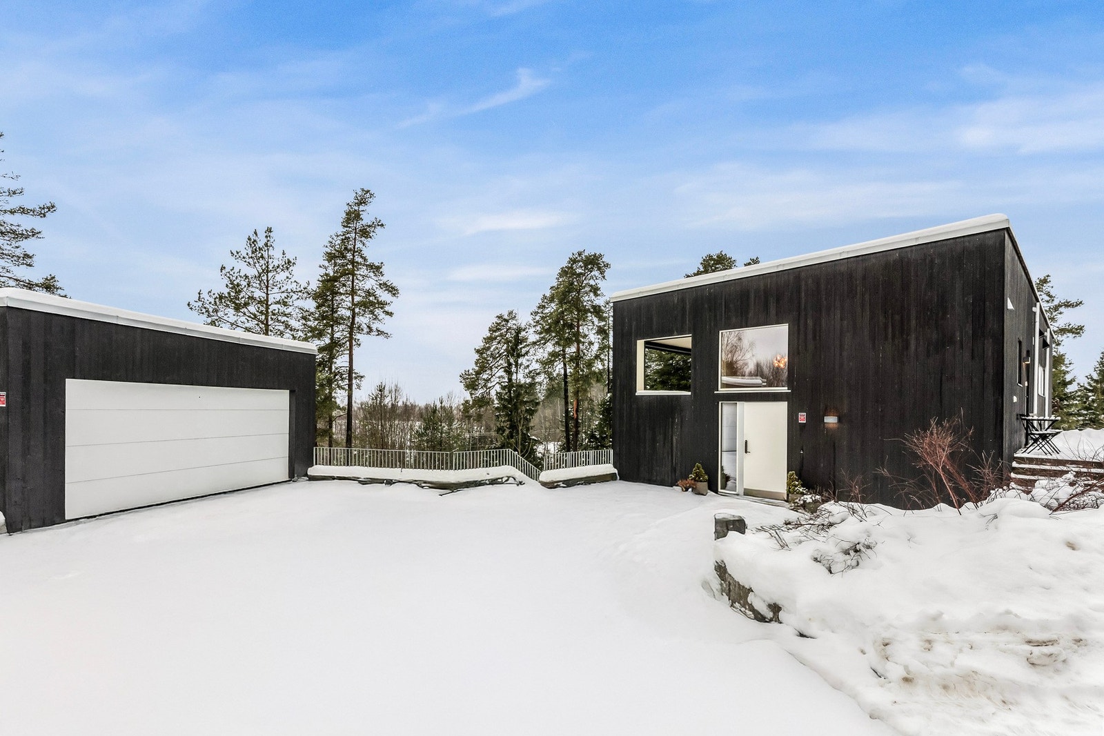 Dobbelgarasje med automatisk leddport og elillader Galleribilde