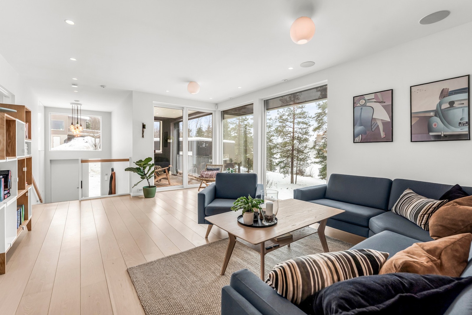 Stor ekstra stue for familien med store vinduer som gir godt lysinnslipp og utsikt til natur. Galleribilde