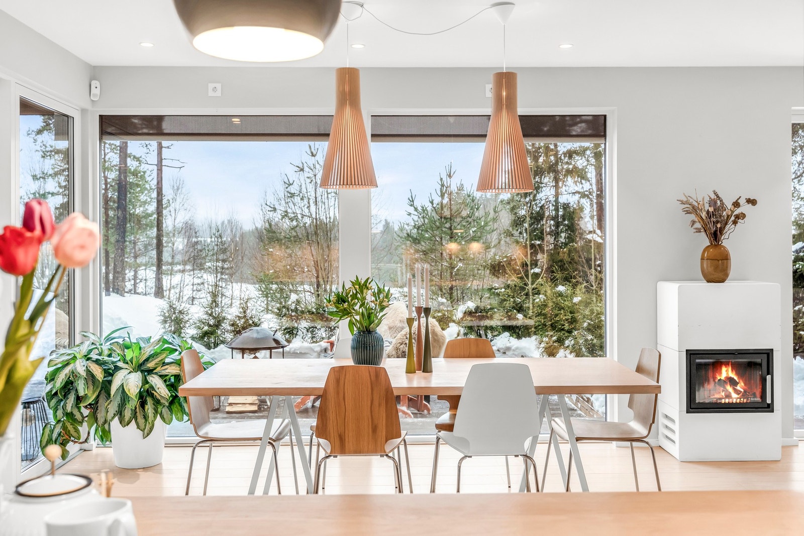 Fra kjøkkenet har man fin tilgang til spiseplassen og utsikt mot hagen Galleribilde