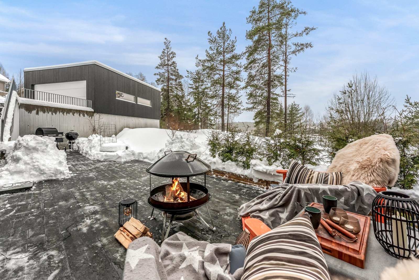 Herlig terrasse på hele 70kvm med flere gode soner Galleribilde