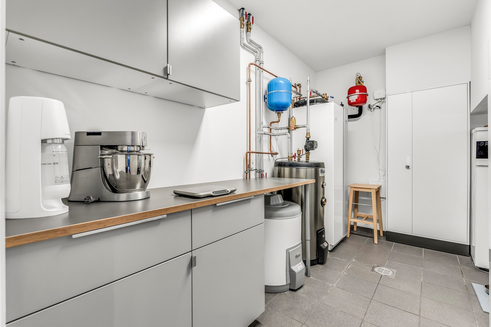 Fra kjøkkenet har man tilgang til matbod/teknisk rom for ekstra lagring Galleribilde