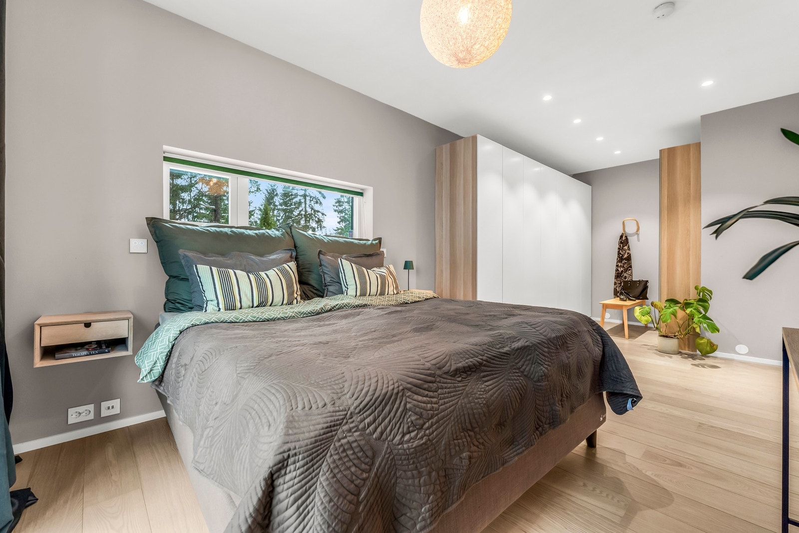 God plass for en større dobbeltseng Galleribilde