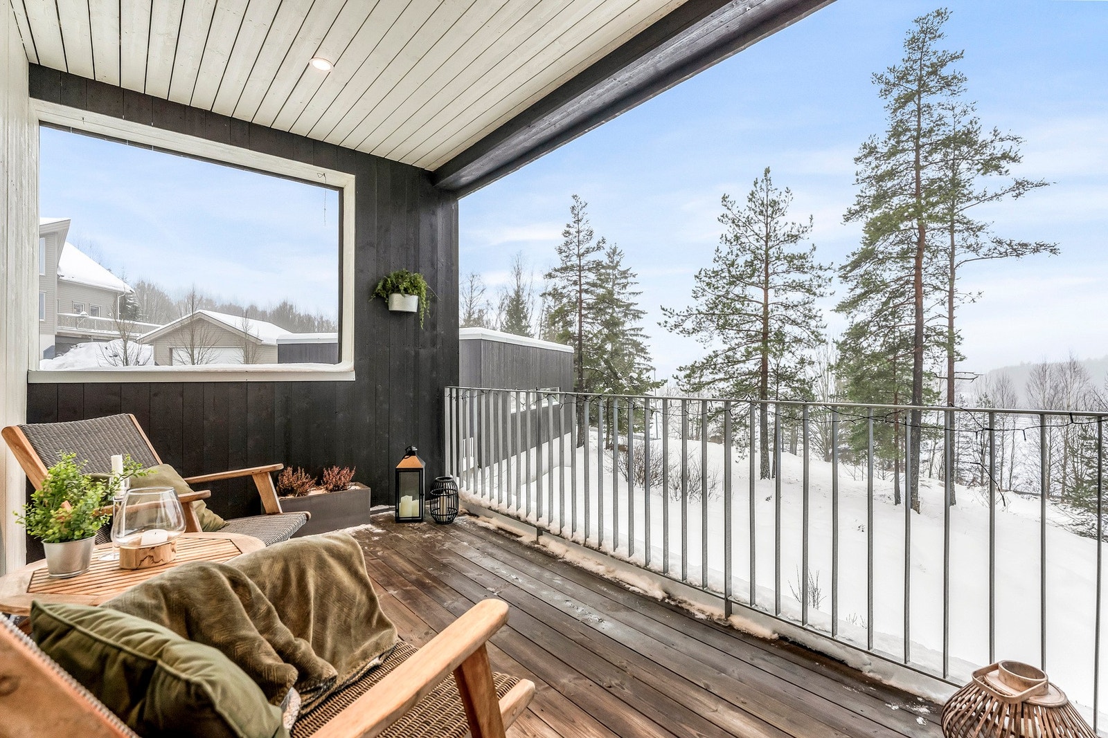 Overbygd balkong med utsikt over naturen som omkranser huset Galleribilde