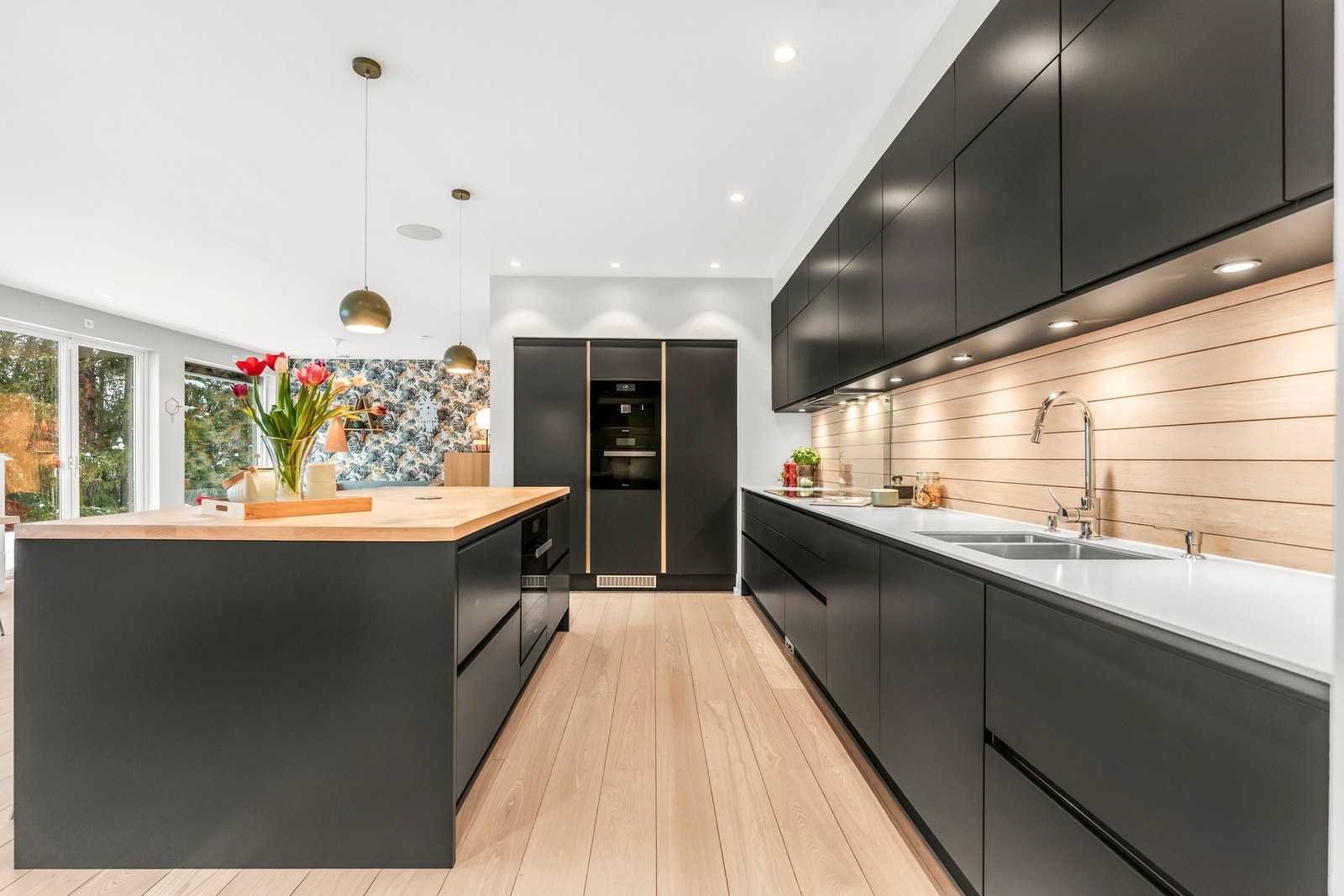 Kjøkkenet har stor og god arbeidsflate Galleribilde