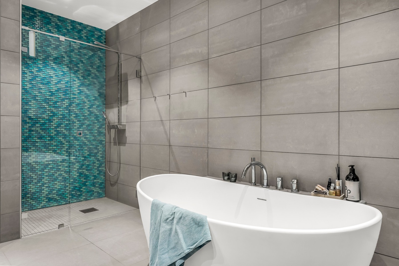 Romslig badekar hvor man kan senke skuldrene Galleribilde