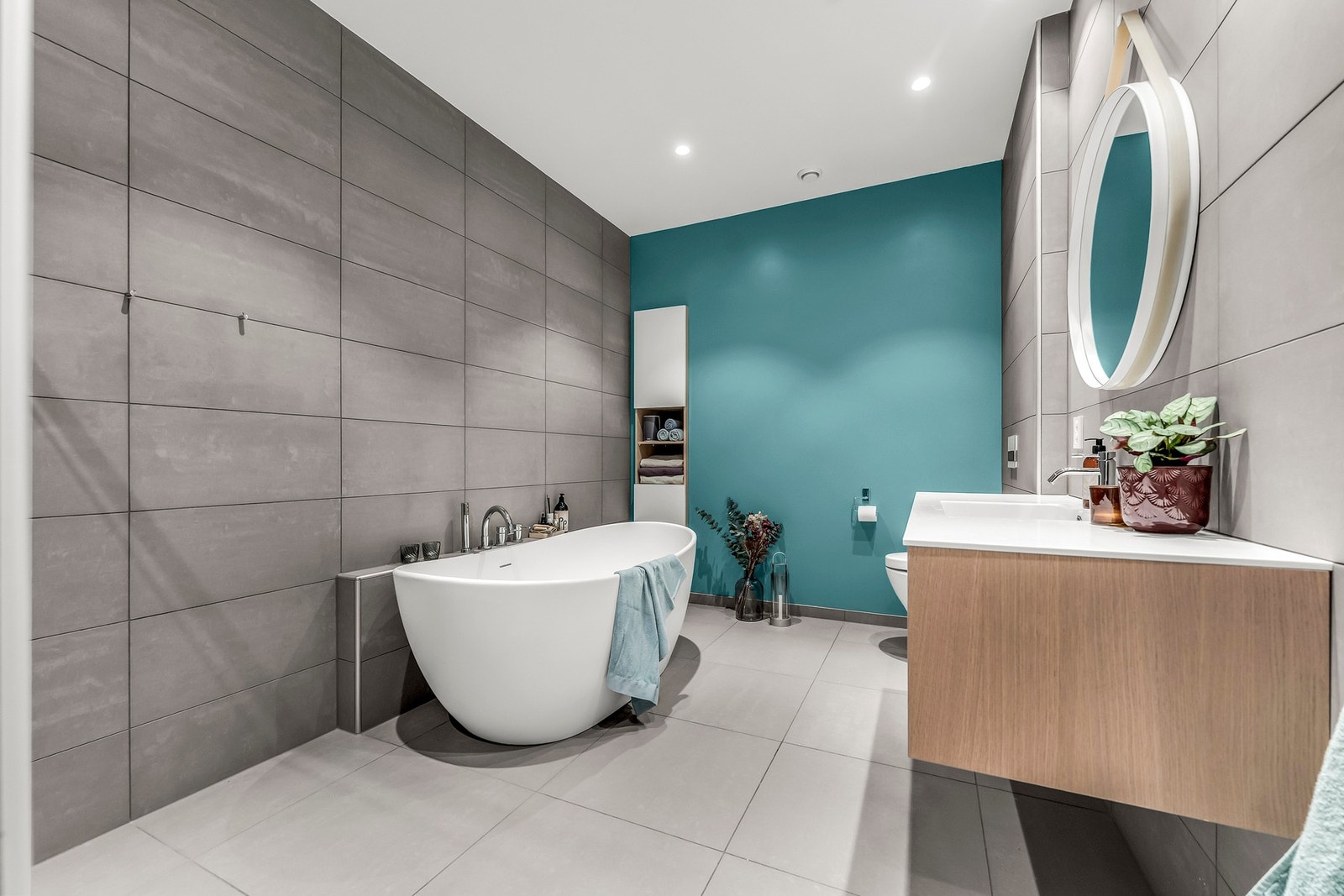 Fra soverommet har man tilgang til et moderne bad med frittstående badekar, vegghengt toalett og stilrene fliser. Galleribilde