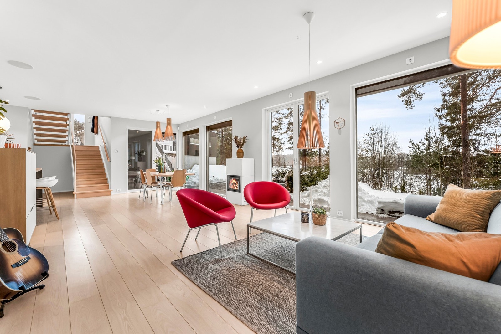 Lys og lekker stue i åpen løsning mot kjøkkenet. Sosial sone for hele familien Galleribilde