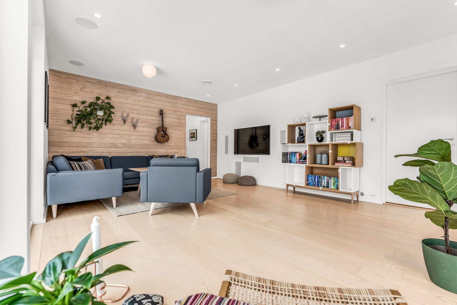 God plass for en større tv-krok og et lesehjørne Galleribilde