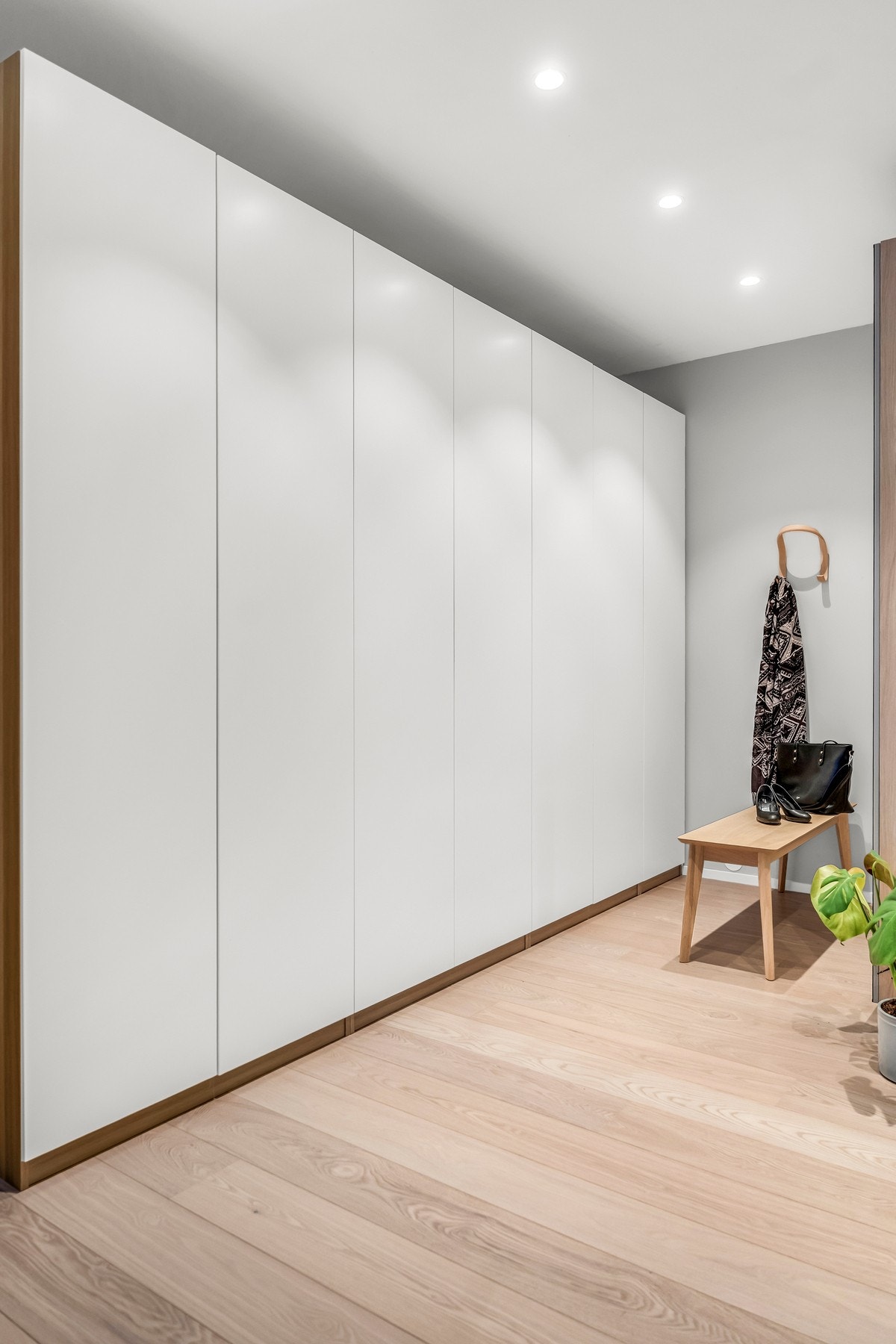 Soverommet har videre tilgang til større nisje med gardreobeskap Galleribilde