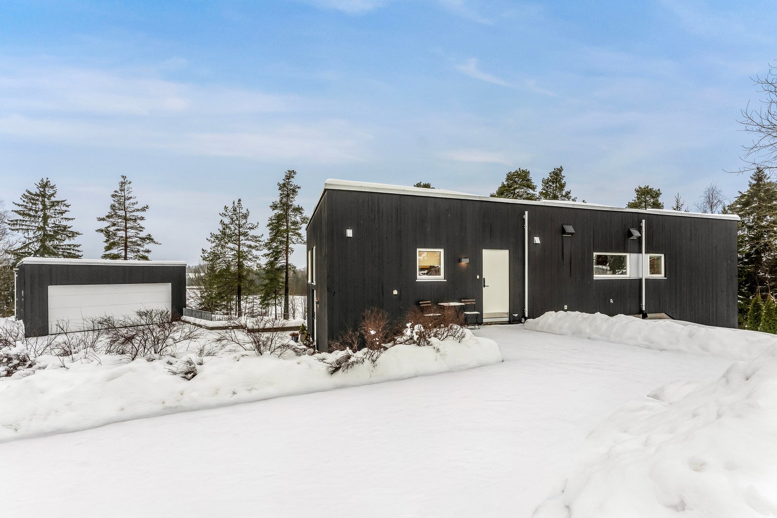 På forsiden av huset har man en egen inngang til hobbyrom og 1.etasje Galleribilde