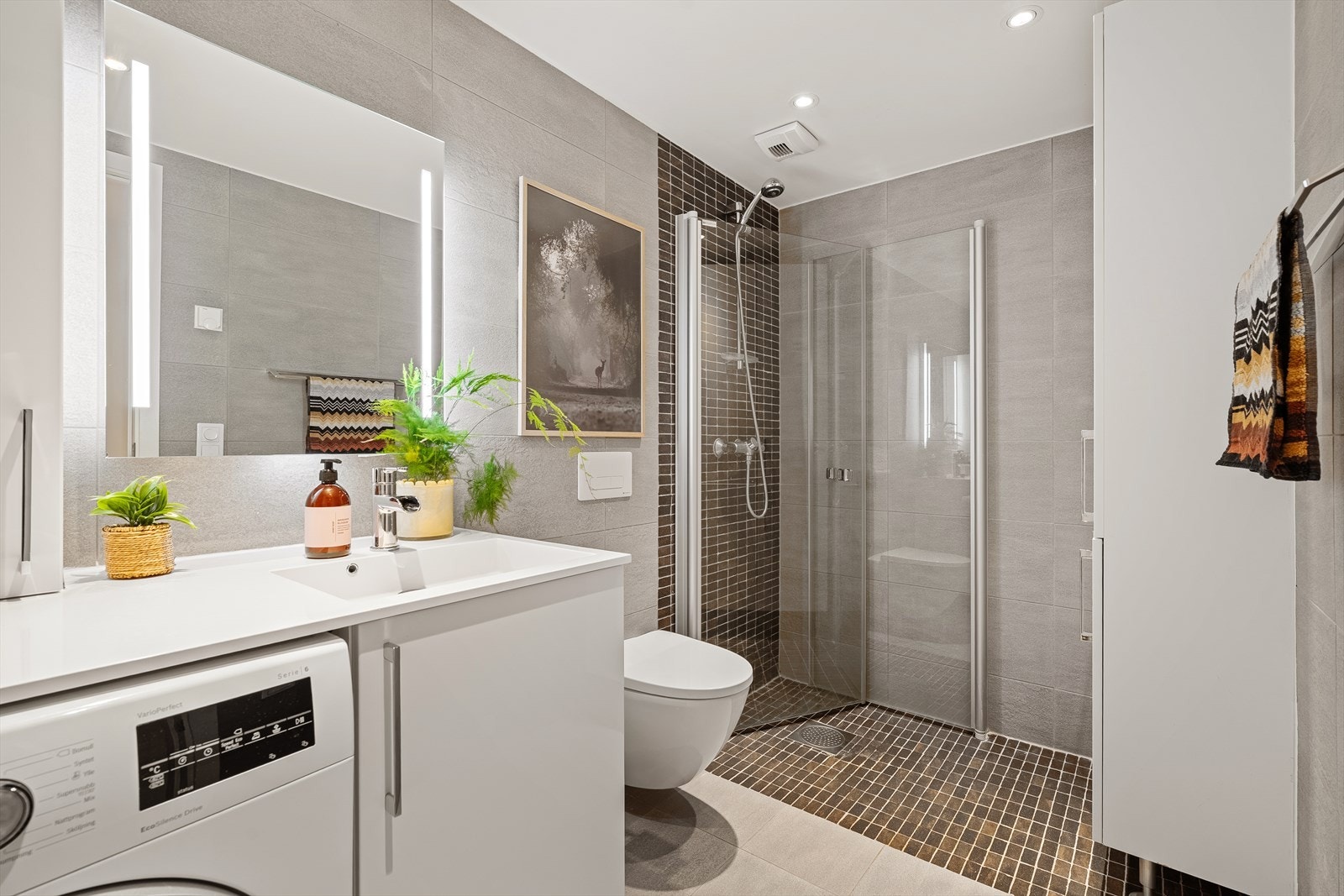 Det er varmekabler i gulvet, og forøvrig downlights i himlingen. Galleribilde