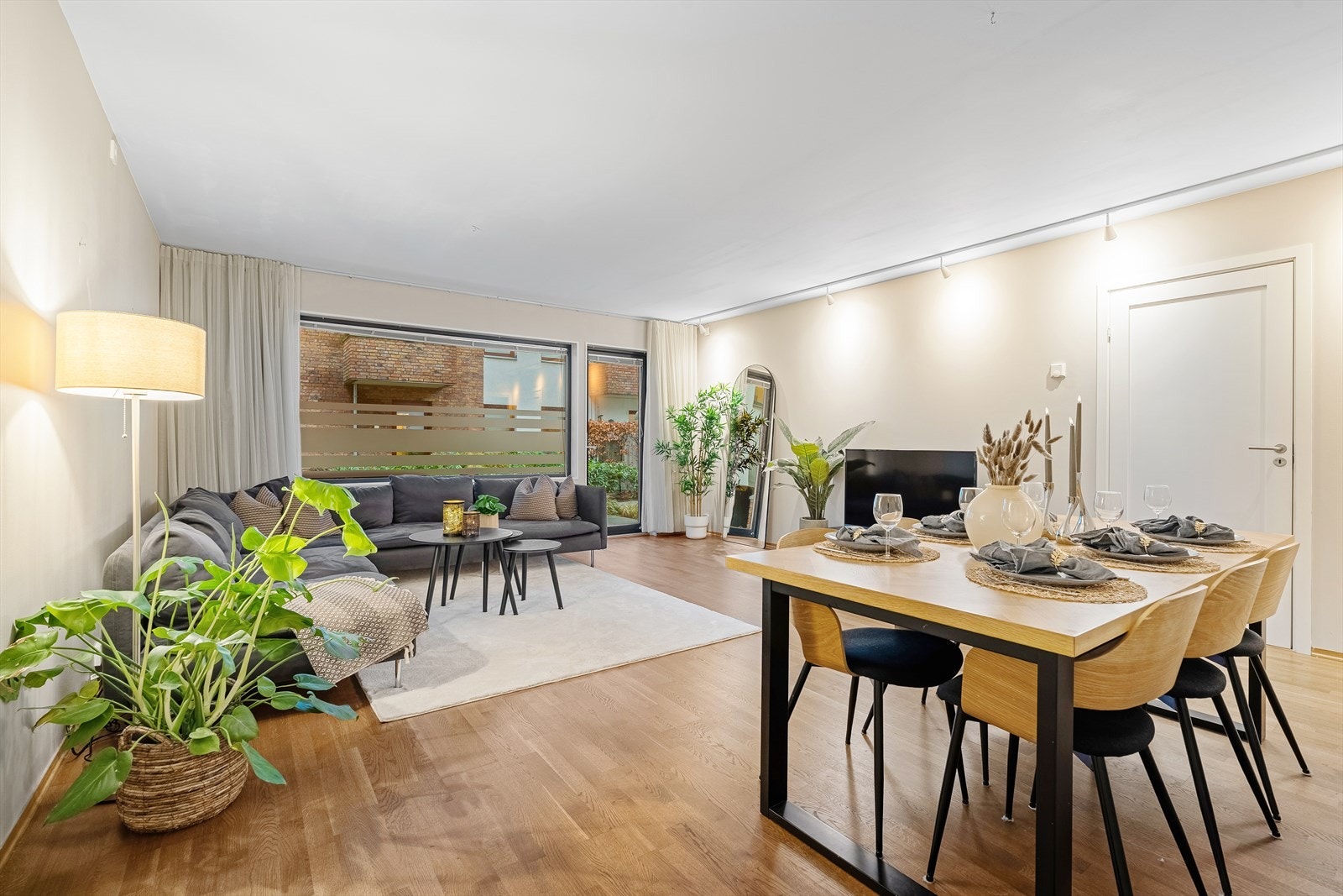 Velkommen til en flott og oppgradert 3-roms eierleilighet med parkeringsplass i samme bygg. Leiligheten i Skansen 3 er presentert av Ina Andersen for Eiendomsmegler Norge. Galleribilde