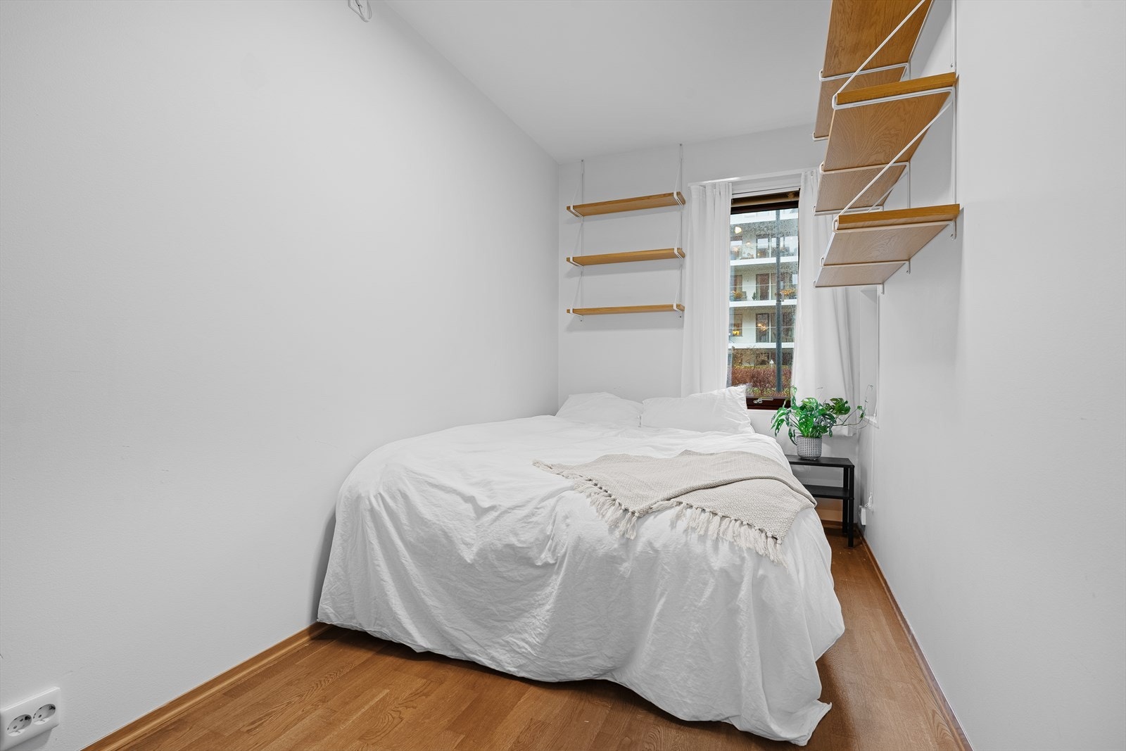 Leiligheten inneholder to soverom hvorav begge er av god størrelse med plass til dobbeltseng med tilhørende nattbord. Galleribilde