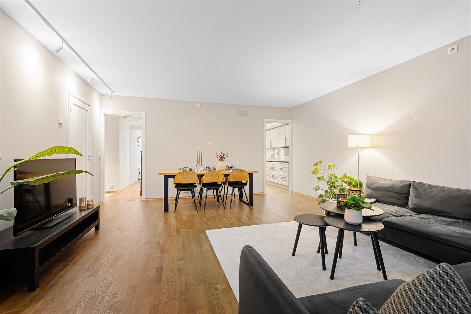 Stuen er av god størrelse med plass til en større sittegruppe, samt spisestue. Galleribilde