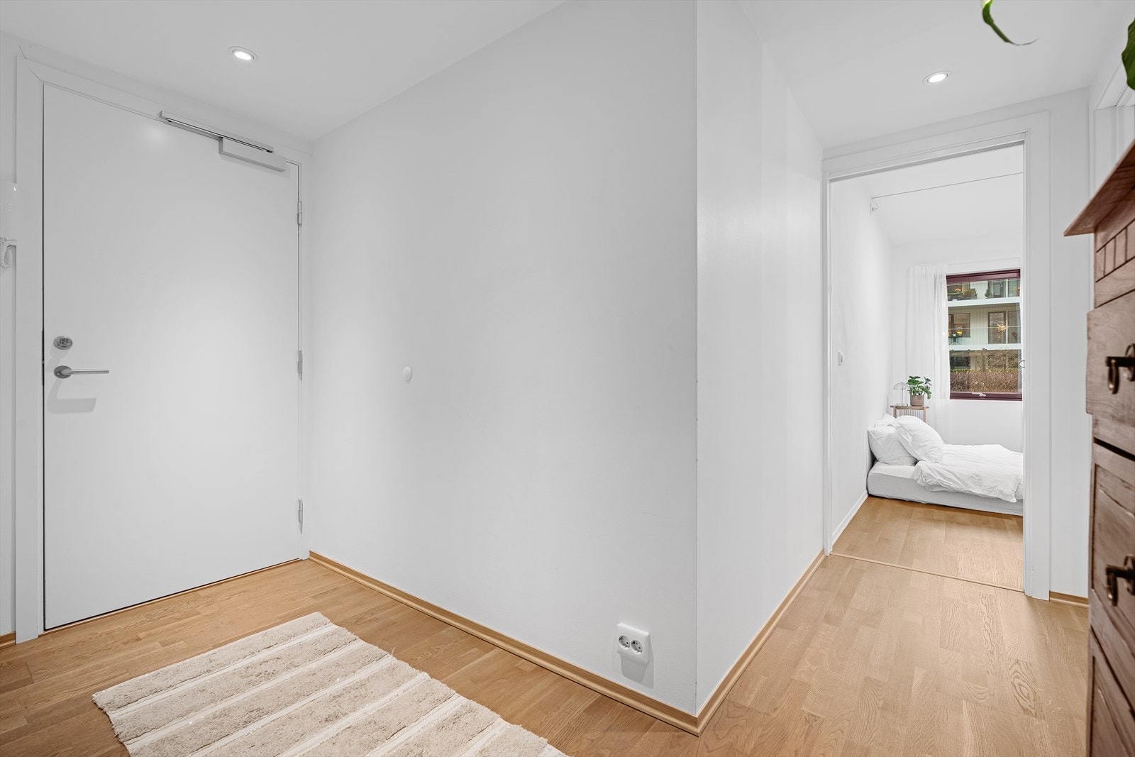 Videre i entren og mellomgangen finner du hovedsoverom, samt bad. I tillegg inneholder leiligheten en praktisk innvendig bod med tilkomst fra stue. Galleribilde