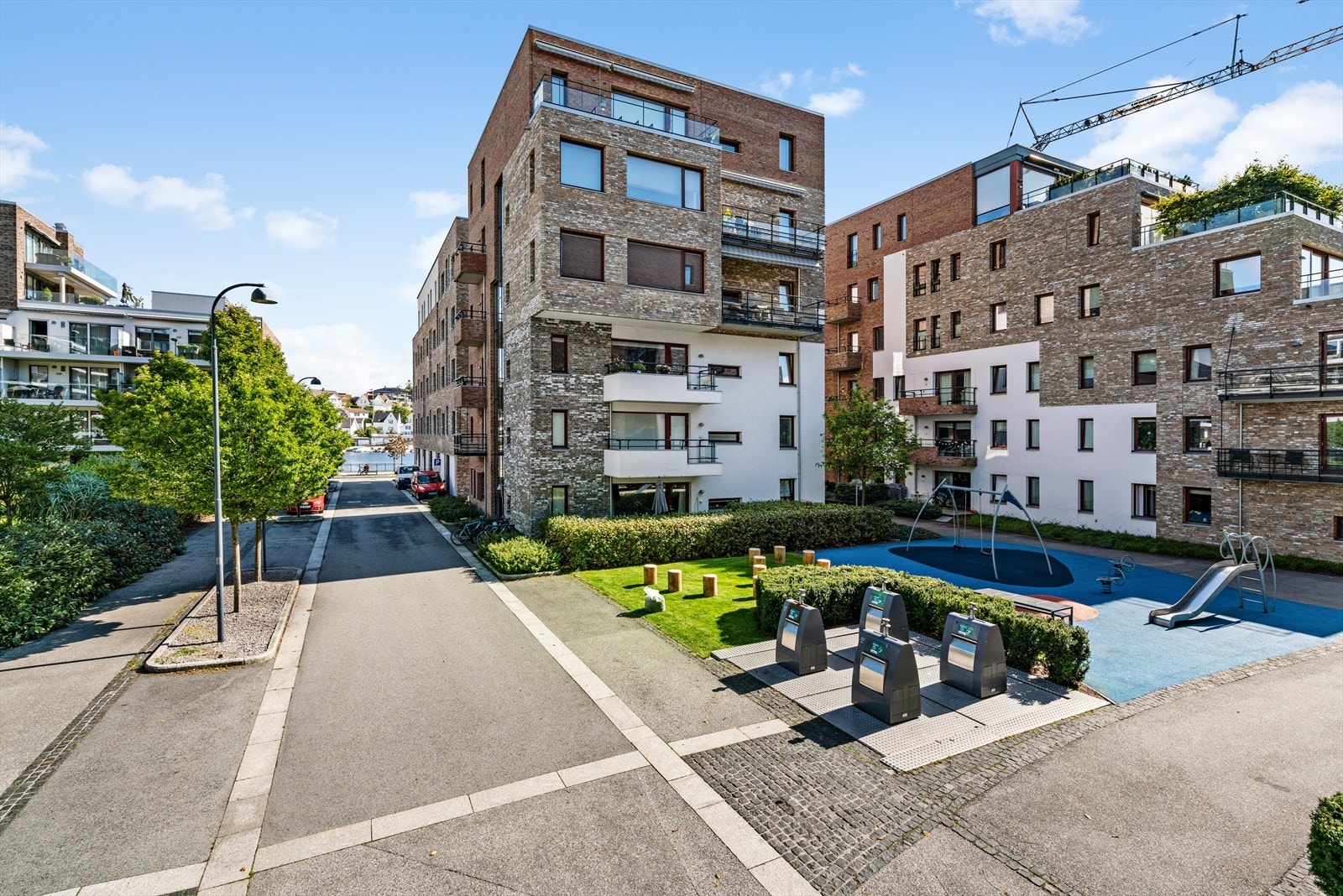Flytter du hit til Tangen vil du oppleve å bo sentralt, samtidig i rolige omgivelser. Fra leiligheten finner du flotte opparbeidede fellesanlegg, med badeplasser fra brygga, videre gangstier langs strandpromenaden. Galleribilde
