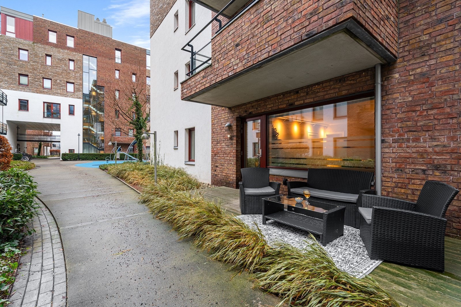 Aktuell leilighet har trappefri adkomst og terrassen tilhørende leiligheten er delvis overbygget og er på ca 10 kvm. Galleribilde