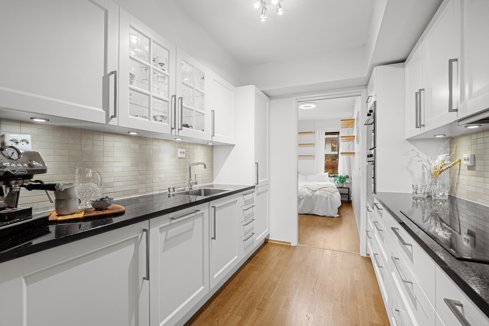 Det er også god belysning under overskapene, samt flislagt i sprutsonene. Galleribilde