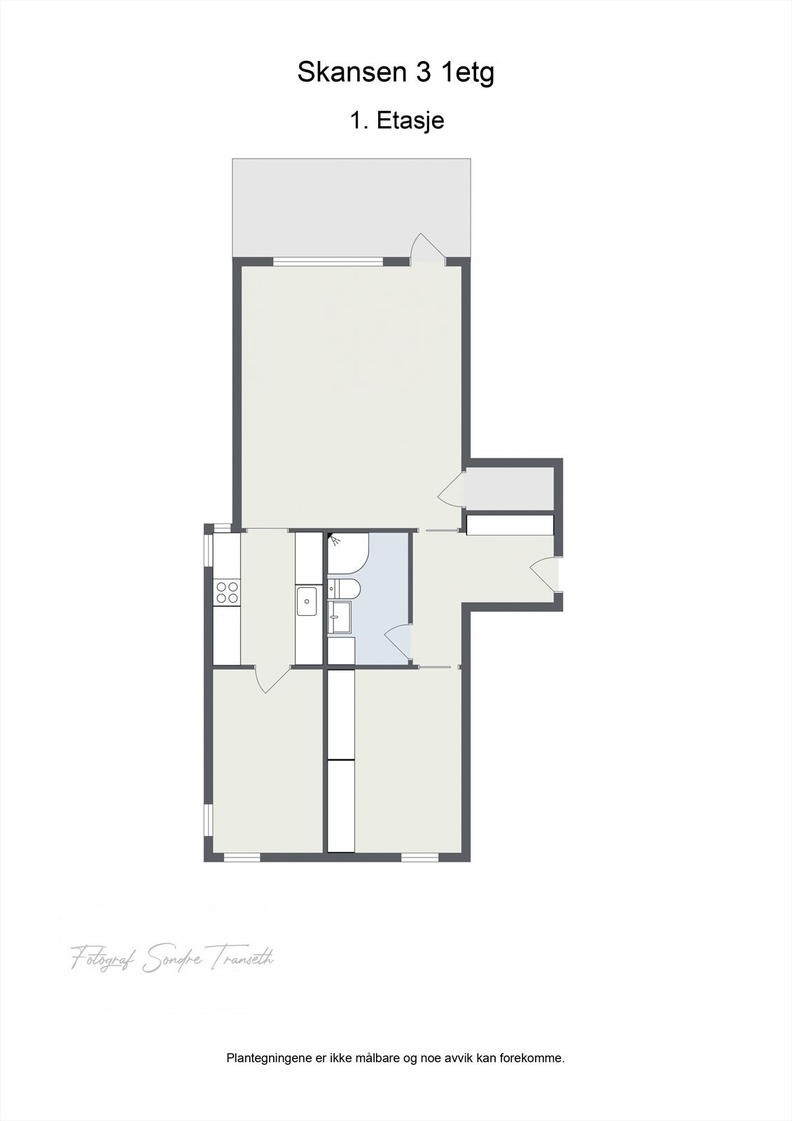 Planløsning 1.etg.: entre, mellomgang, stue/spisestue med tilkomst til terrasse, innvendig bod, kjøkken, soverom 1, soverom 2, samt bad/vaskerom. I tillegg medfølger det parkeringsplass og bod i byggets underetg. Galleribilde