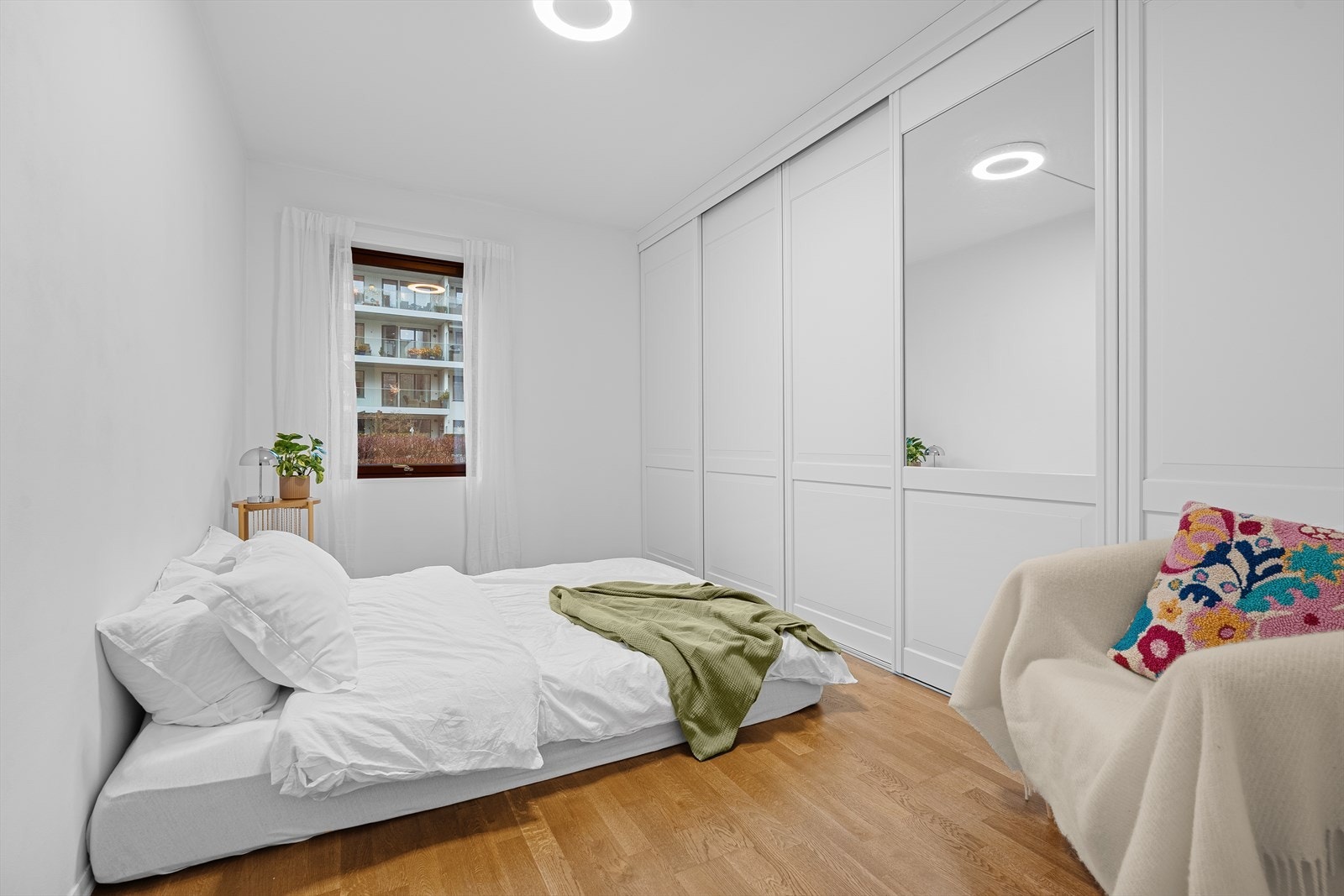 Hovedsoverommet har plass til rikelig lagringsplass i en større skyvedørsgarderobe, samt dobbeltseng med tilhørende nattbord. Galleribilde