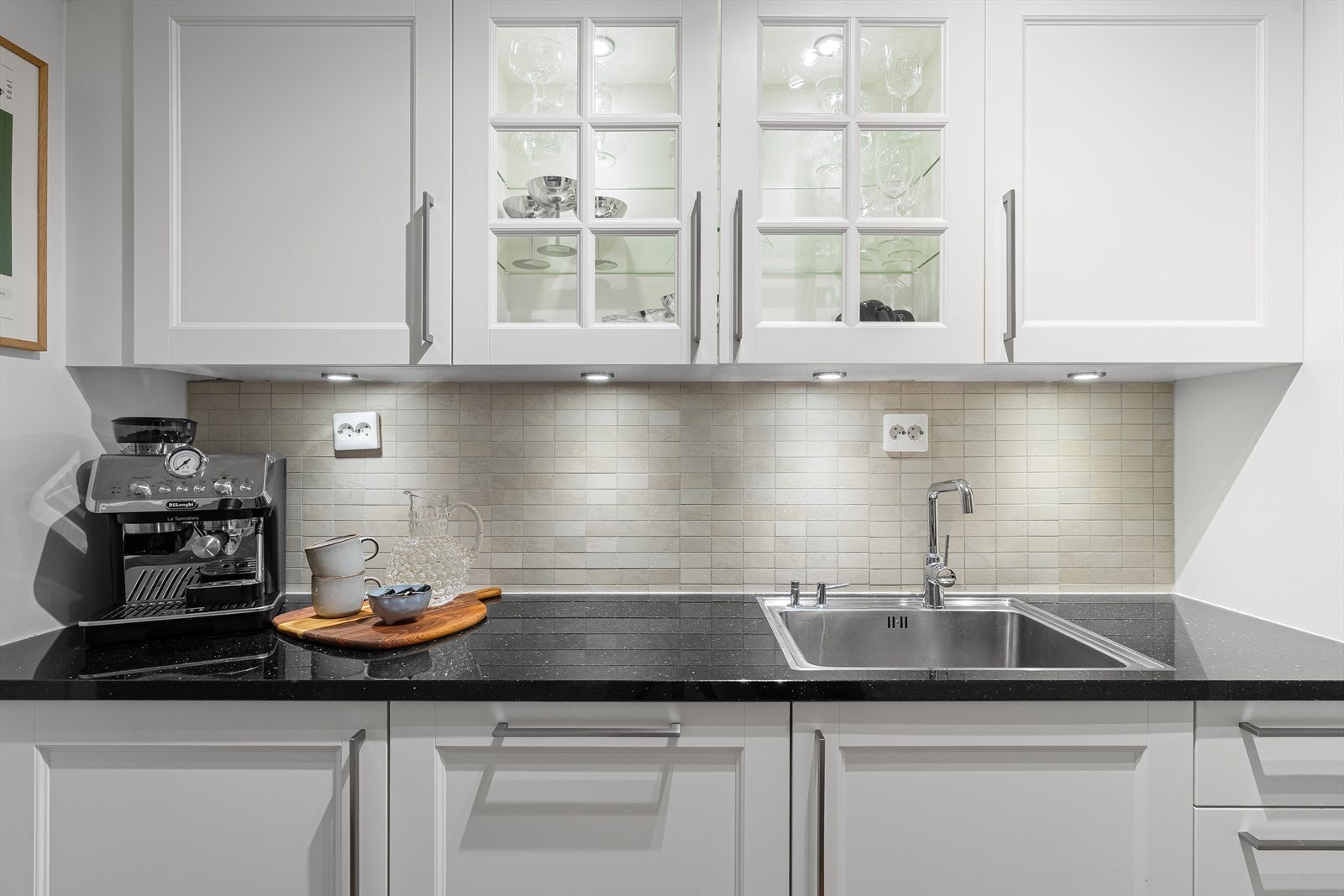 Kjøkkenet har godt med oppbevaringsplass i både over- og underskapene. Det inneholder ellers alt du behøver som integrert oppvaskmaskin, kjøleskap med frysedel, stekeovn, samt mikrobølgeovn. Galleribilde