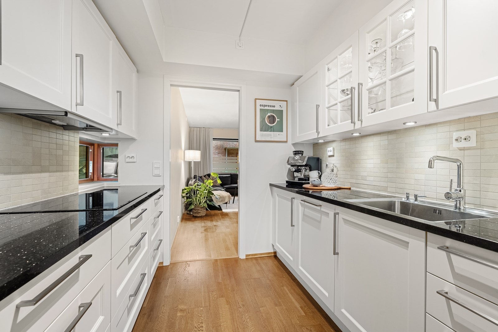 Kjøkkenet er oppgradert fra standard leveranse da leiligheten var ny. Her er det blant annet satt inn ekstra innredning, oppgraderte hvitevarer, samt benkeplate. Galleribilde