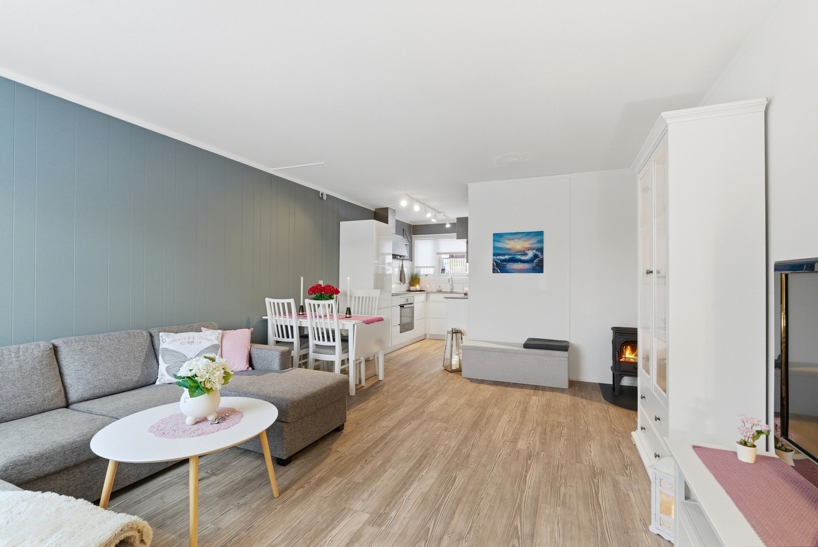 Romslig stue med god plass til både sitte- og spisegruppe Galleribilde