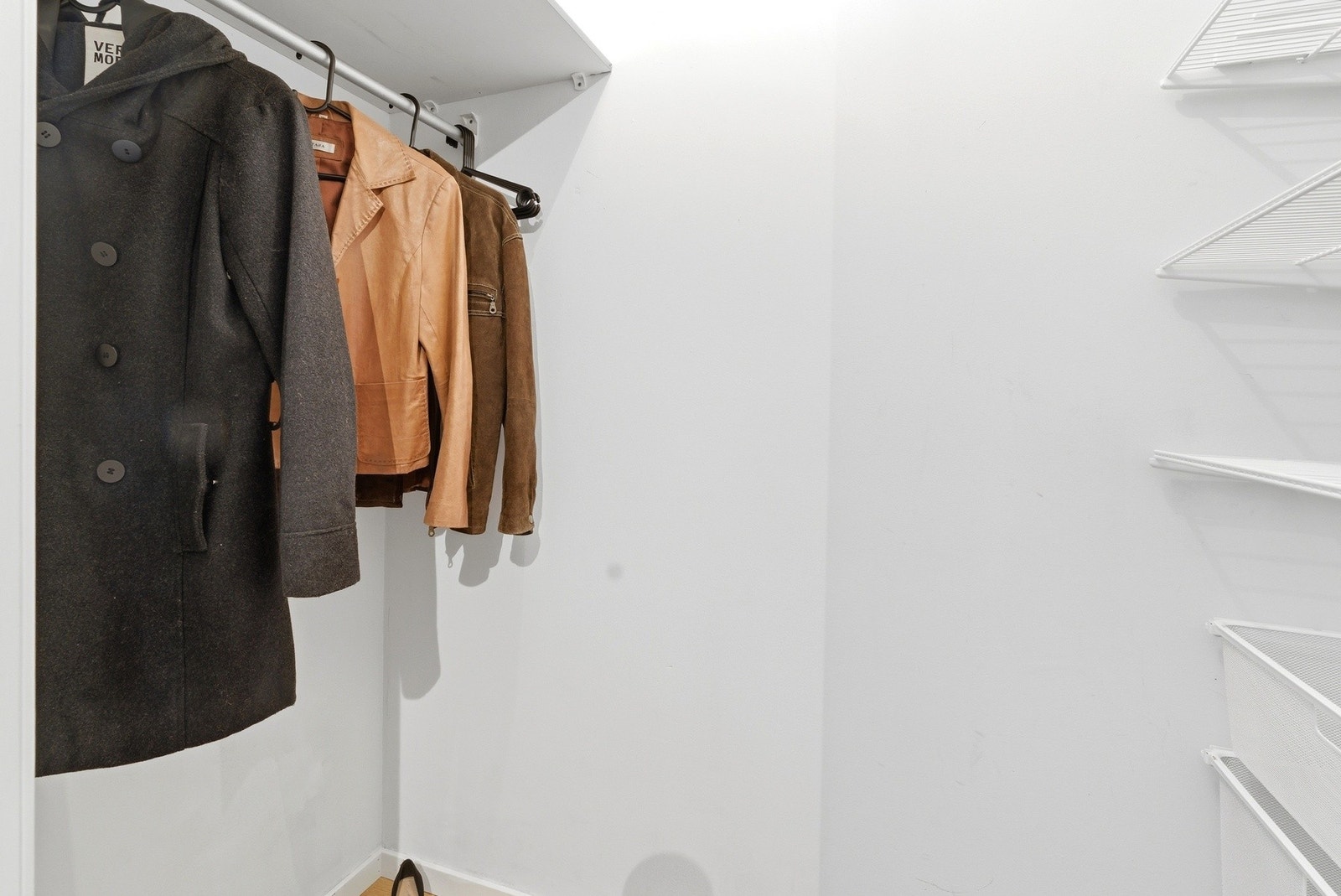 Fra soverom nr. 1 er det adkomst til bod, det er i tillegg en bod i gangen, samt en utebod Galleribilde