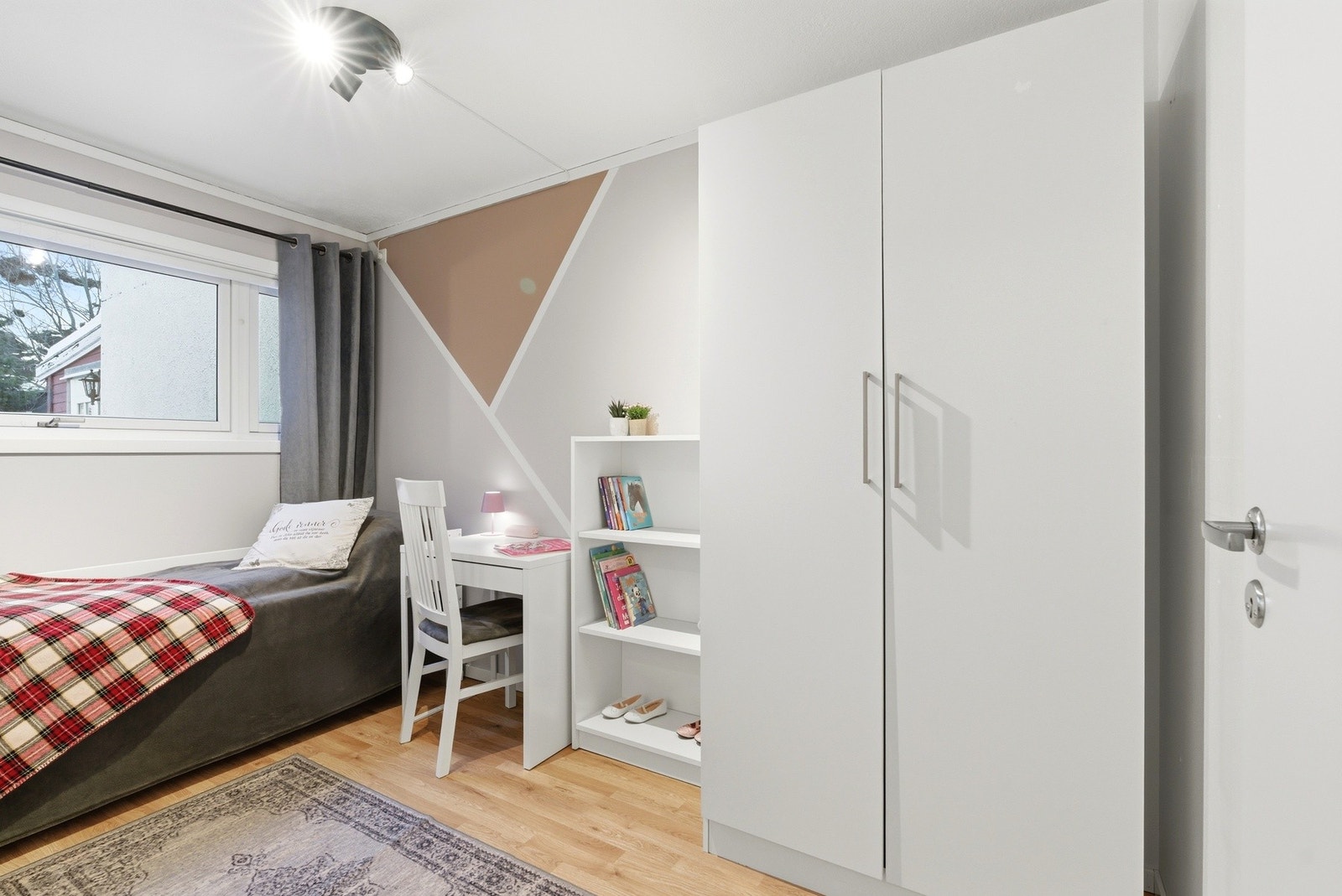 Soverom nr. 2 med garderobeskap Galleribilde