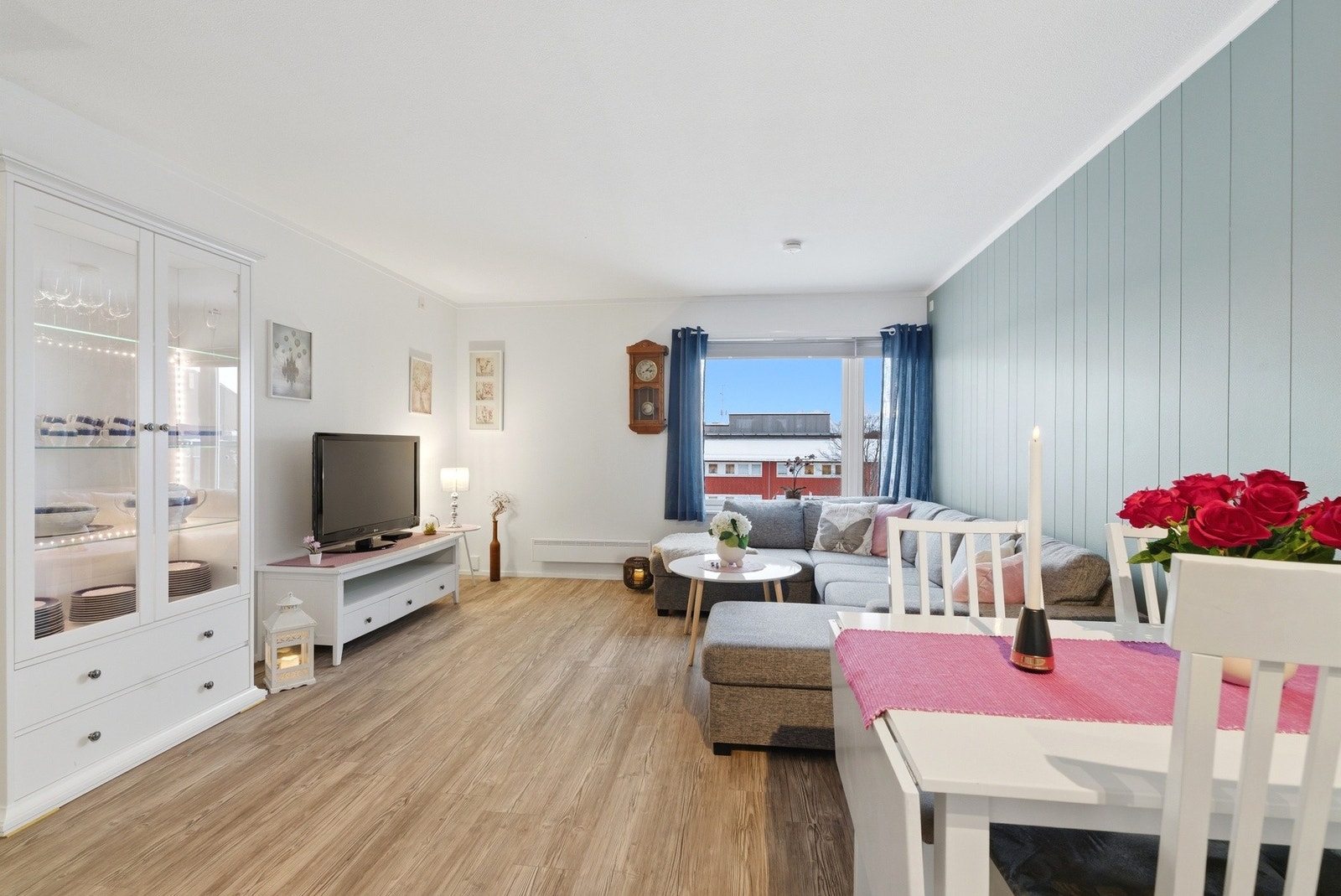 Borettslaget har avtale med Signal Altibox på tv og internett(fiber). Dette er inkludert i felleskostnad. Galleribilde