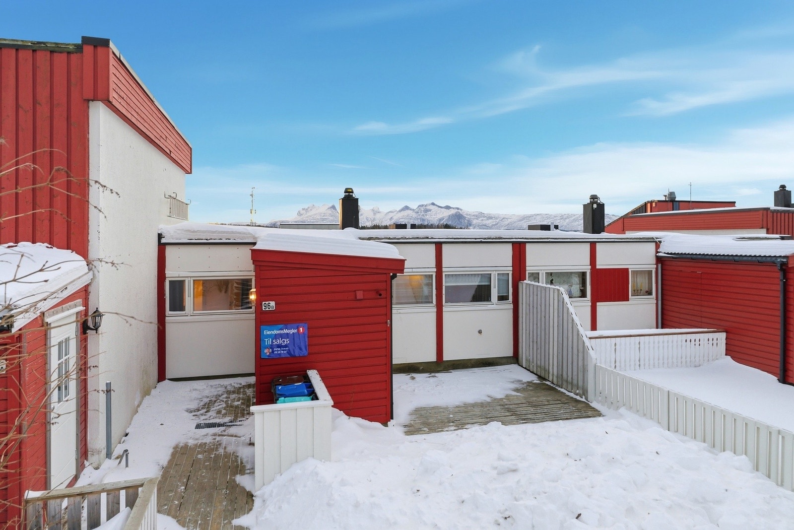 Fasade adkomst - Inngjerdet hage med terrasse og utebod Galleribilde