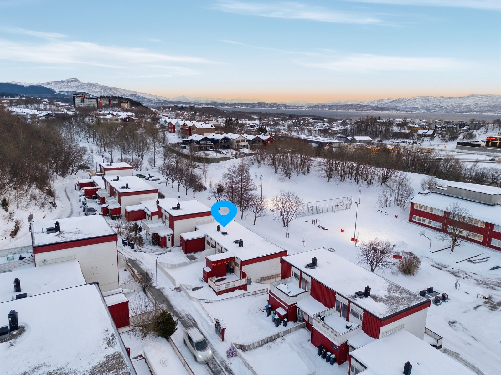 Fra boligen er det kort vei til skole, barnehage, offentlig transport, turløyper, Hunstadsenteret, treningssenter, etc. Galleribilde